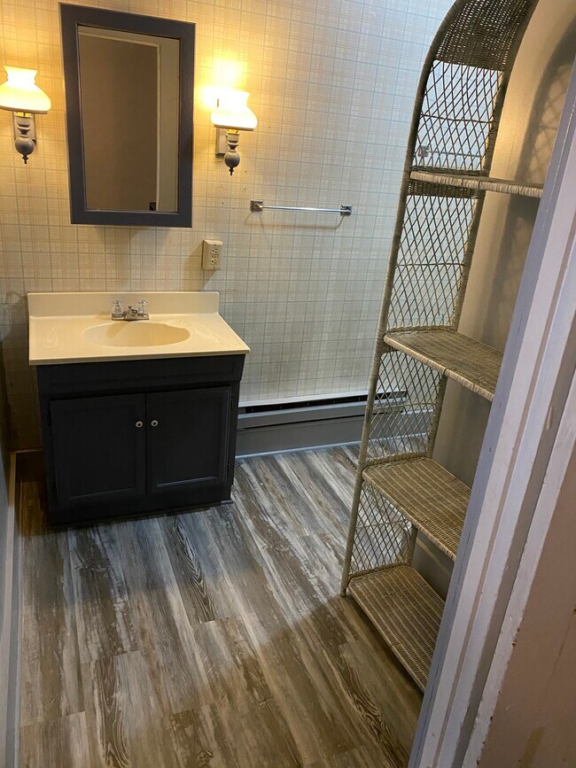 Bathroom - 7 Lake St Unit Furnished Apartment