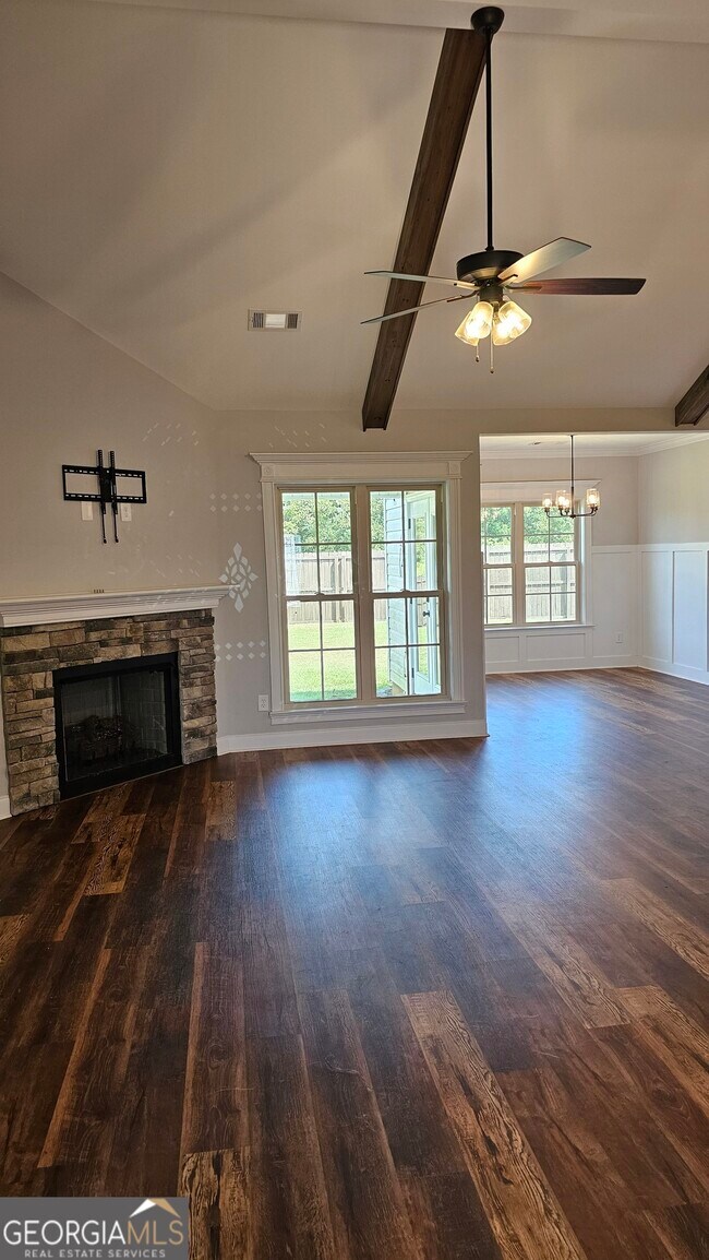 Photo - 208 Huxley Ter