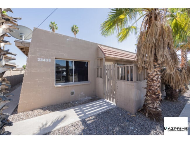 Building Photo - Experience this Newly Updated 2/1 Unit in ... Rental