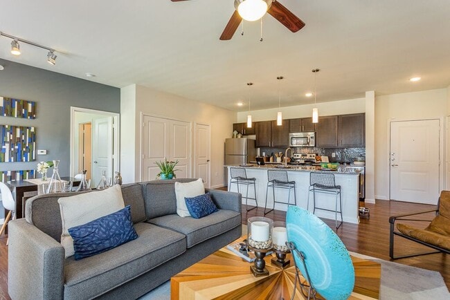 Building Photo - Spacious Living + 4 Weeks Free Unit PEP2