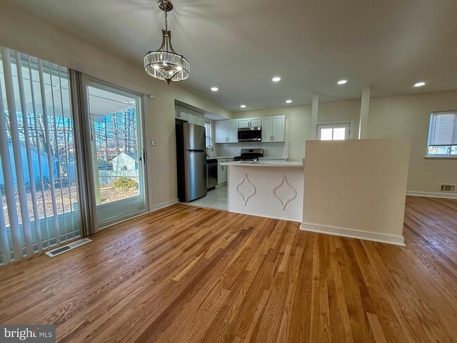 Photo - 504 Crisfield Rd