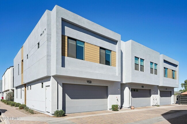 Building Photo - 225 N Pleasant Dr