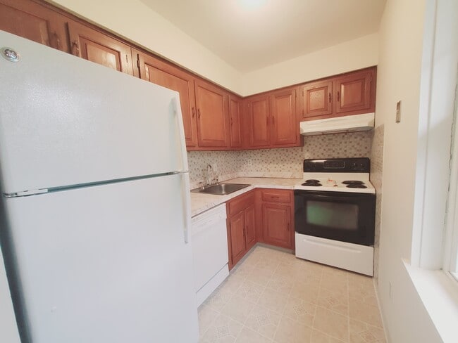 Building Photo - 680 Hope St Unit G