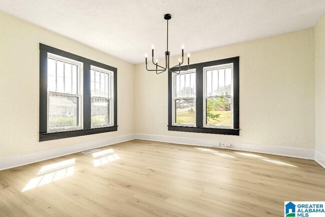 Photo - 425 Oak St