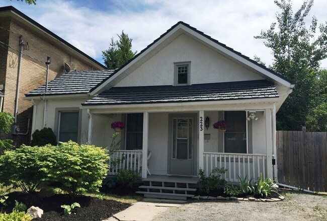 Building Photo - 223 London St