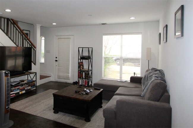 Photo - 301 Willard St