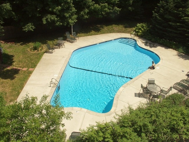 Piscina - Wayzata Woods Apartamentos