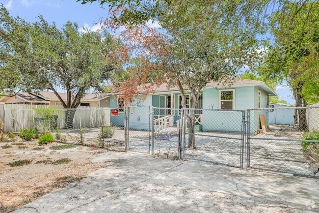 Building Photo - SPACIOUS! LOCATION! Rental