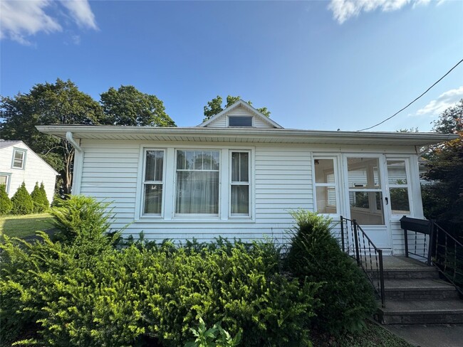 Building Photo - 128 Hawthorne St Rental