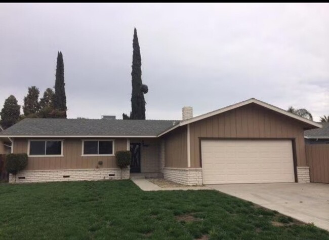Nice home with a pool for rent in Visalia! - Nice home with a pool for rent in Visalia!