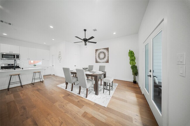 Photo - 1122 Hogan St