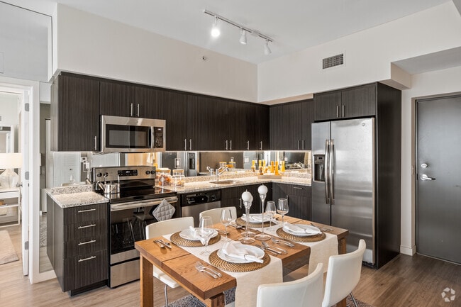2BR, 2BA - 900SF -