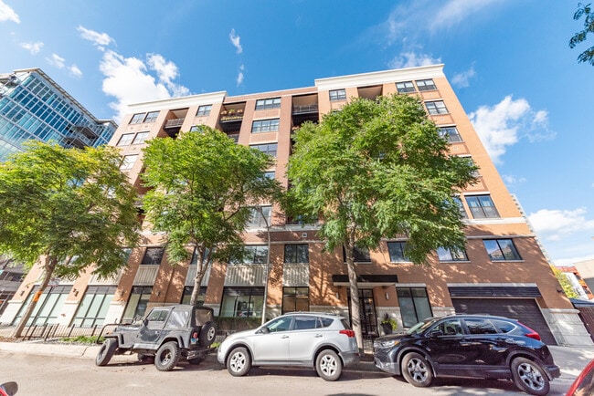 Building Photo - 950 W Leland Ave Unit 404