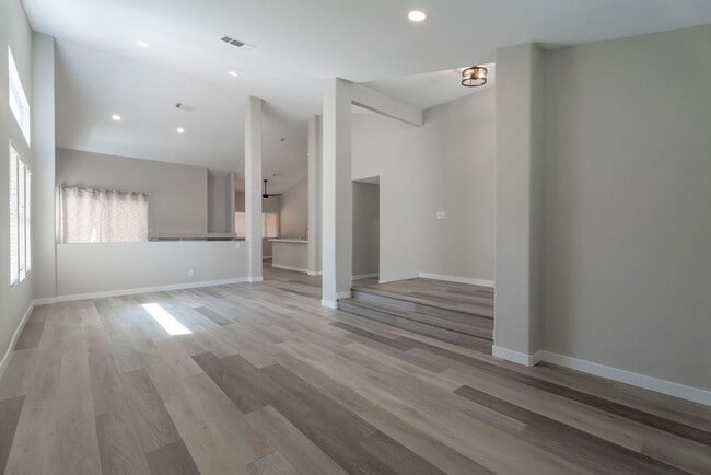 1735 Navarre Ln
