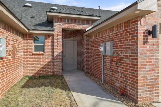Building Photo - 7627 Woodford Ave