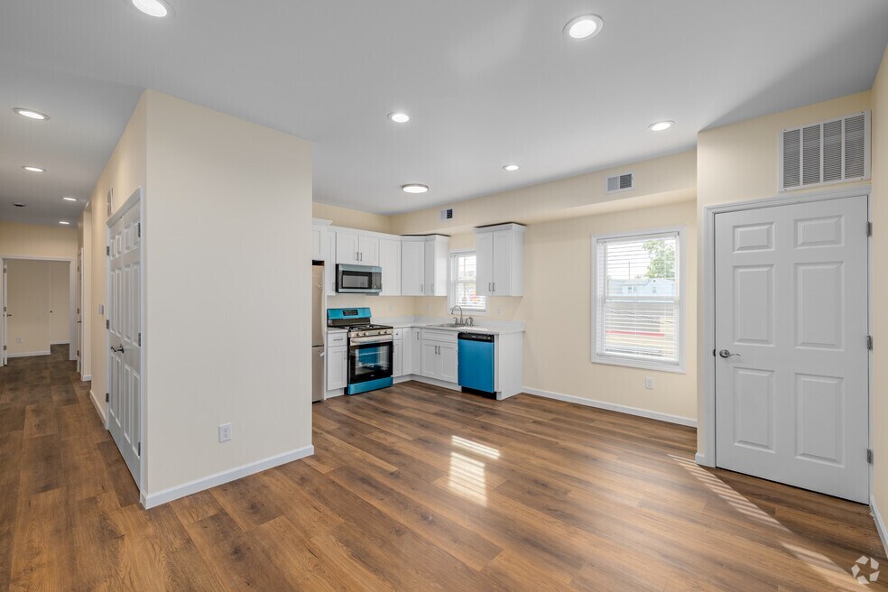 2BR, 1BA - 809SF - Kitchen/Living Room
