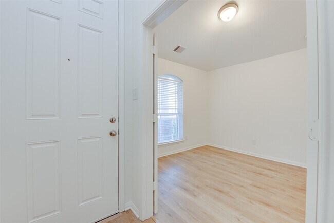 Photo - 2410 Lakecrest Town Dr