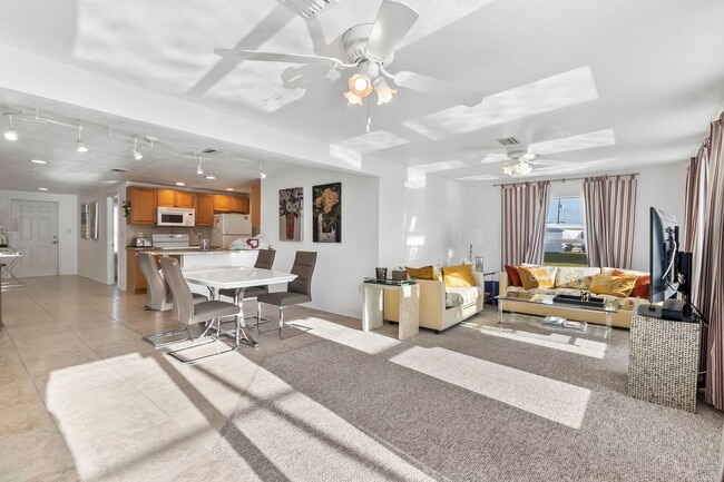 Building Photo - FURNISHED SHORT TERM RENTAL - 3 Bed / 2 Ba...