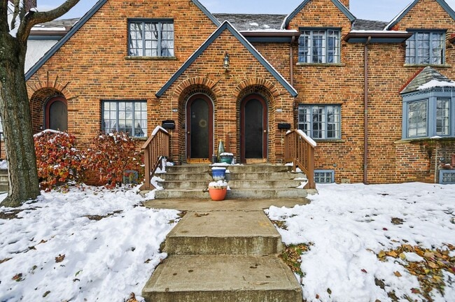 Building Photo - 2 Bedroom, 2 Bath Townhome located directly across from Franklin Park Conservatory