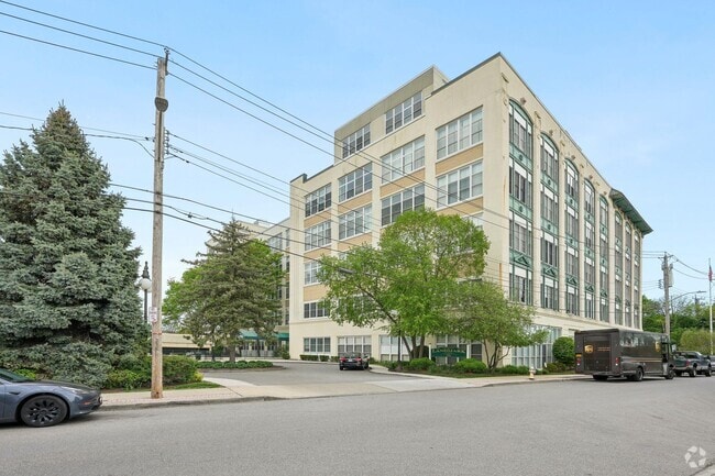 Building Photo - 1 Landmark Sq Unit 314 Rental