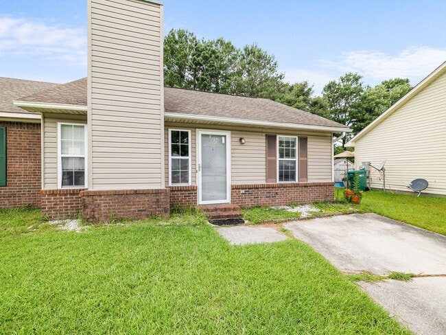 Building Photo - Midway Park Move In