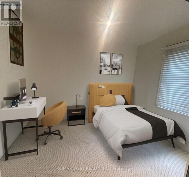 Photo - 1813 Gerrard St E