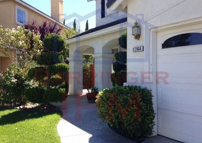 Photo - Close to freeway and shopping