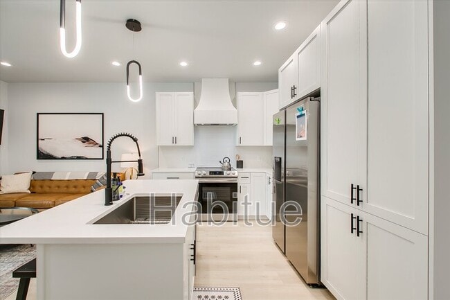 Photo - 2940 Davis St
