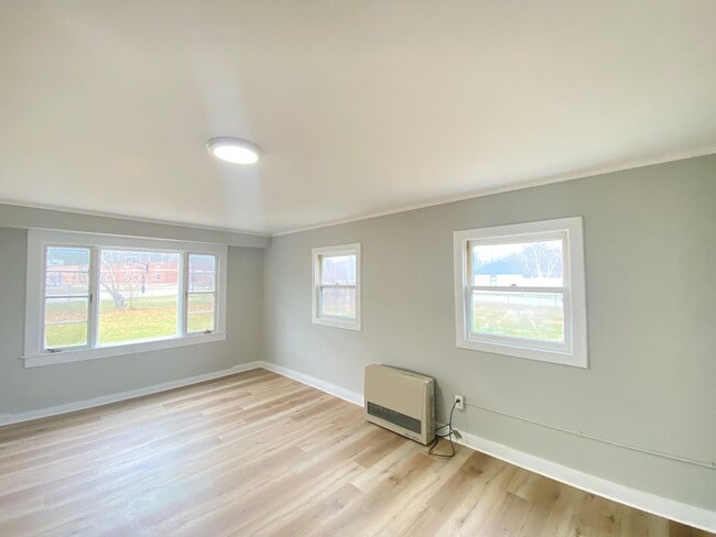 Photo - 241 S Main St Unidad C