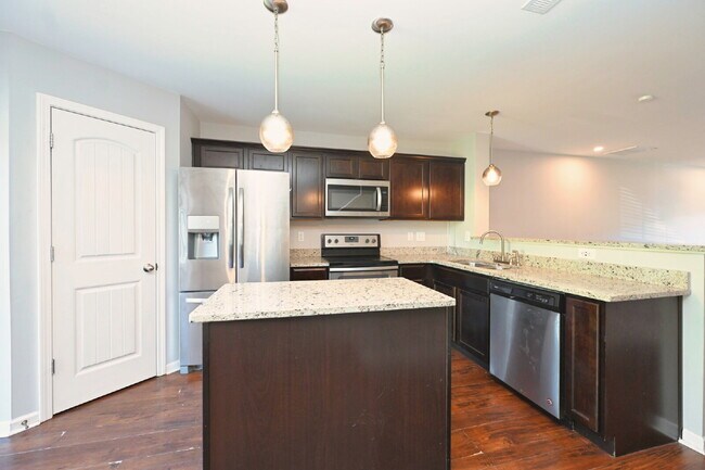 Minutes to Nashville! Stylish 2BR/2.5BA Goodlettsville Townhome