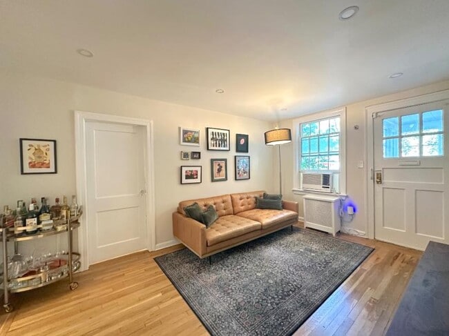 Building Photo - 2 bedroom in SUNNYSIDE NY 11104 Unit 1 Rental