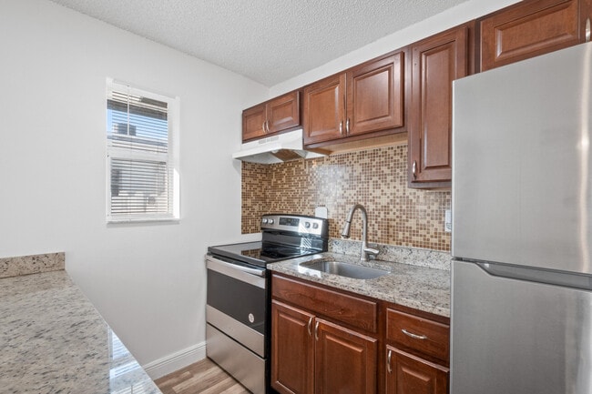 Building Photo - 818 NE 14th Pl