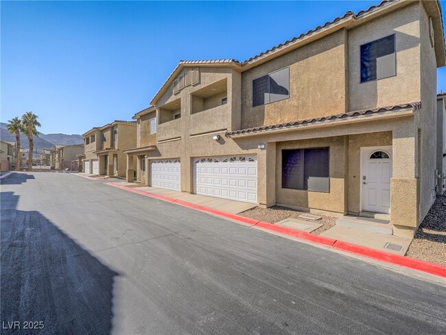 Photo - 51 Ruffled Feather Way Townhome