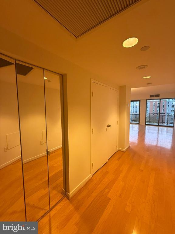 Building Photo - 1530 Key Blvd Unit 912