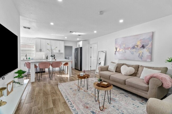 Building Photo - Modern 4BR South Tampa Home | Yard | Near the Bay