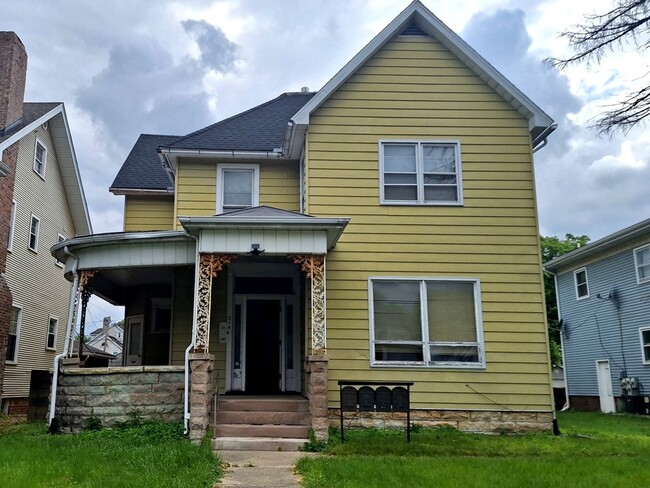 Building Photo - 214 S Bloomington St Rental