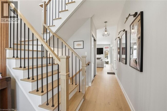 Photo - 111 Greenstem Crescent