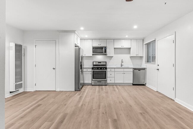 Photo - 3032 E 7th St Unidad 3032-01