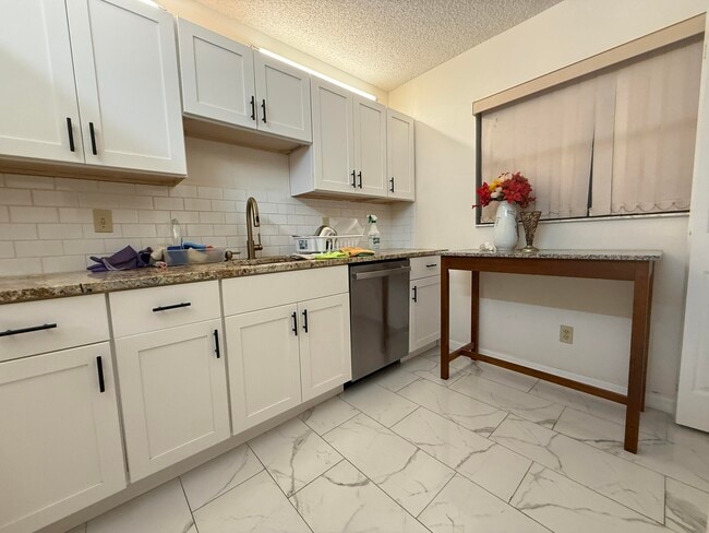 Building Photo - 1200 SE Parkview Pl Unit F1 Rental