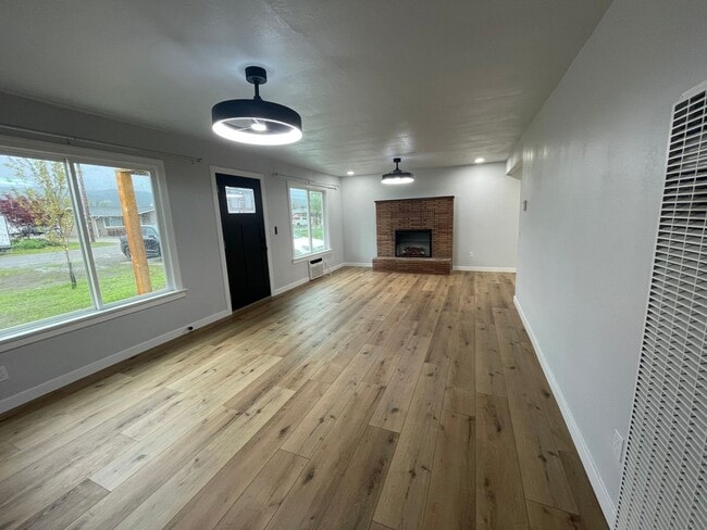 Building Photo - 1-148 1/2 Winema Way Unit 148 Winema