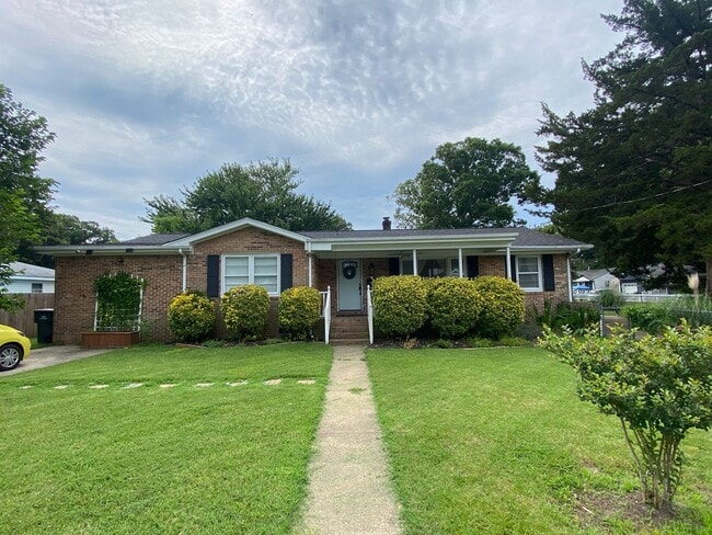 Building Photo - Charming Ranch Style Home - On Corner Lot!