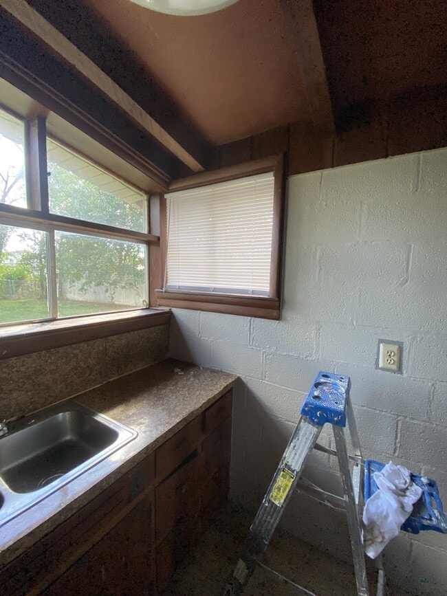 Photo - 619 W Poplar St