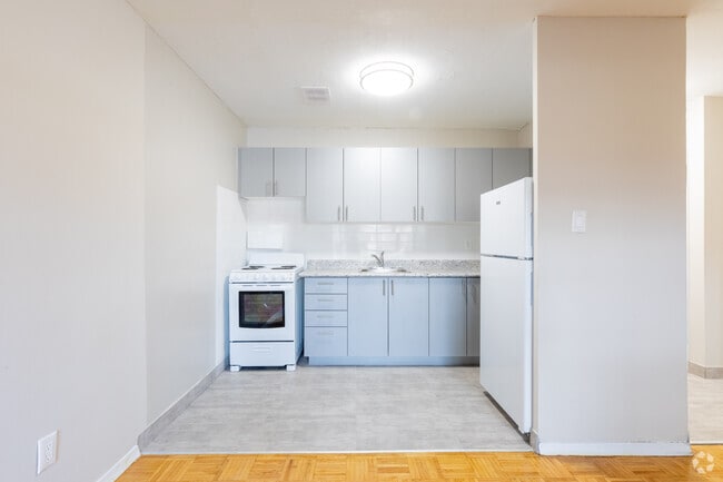 2BR, 1BA - Kitchen - Parkridge Apartments