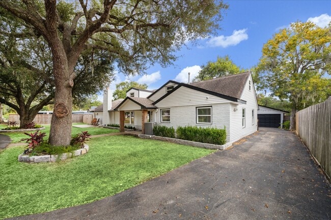 Photo - 205 W Bayou Dr