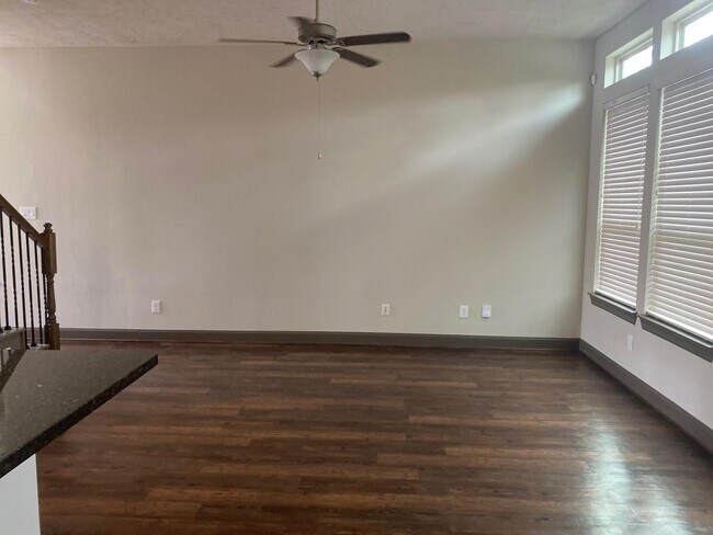 Photo - 102 Aventura Pl