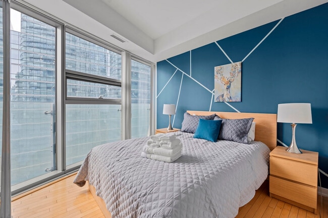 Photo - 25 Lower Simcoe St Unit SI FL23-ID1543058P