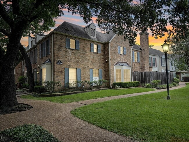 Building Photo - 13240 Trail Hollow Dr Unit 3240