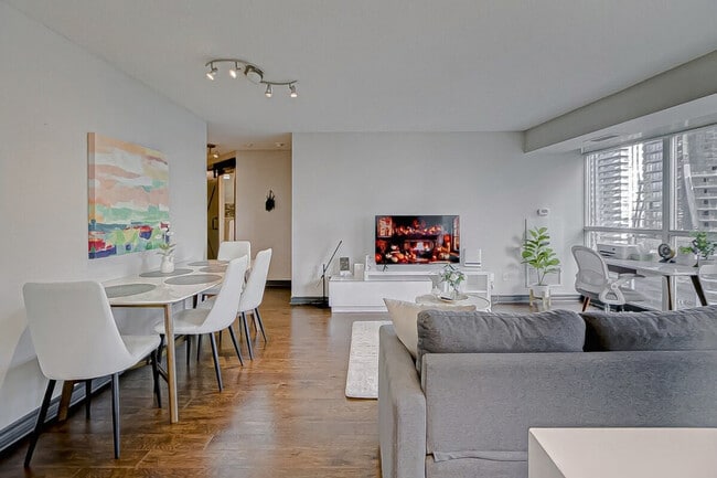 Photo - 18 Yonge St Unit ID1345835P