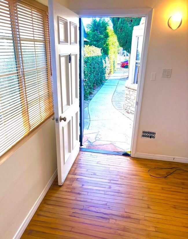 Photo - 8523 Pickford St Unidad Beverlywood Triplex