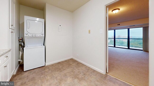 Photo - 307 Yoakum Pkwy Unit 1215